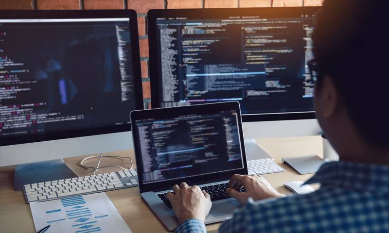 数据科学选型:R与Python如何赋能青山区网站建设?